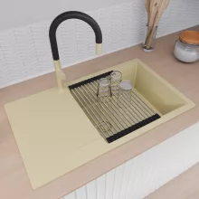 HD Onyx Beige 86-XL egymedencés gránit mosogatótálca szett, csepegtetőtálcával, vágódeszkával, acél csepegtetőráccsal és matt fekete kosárral, soft bézs színben, szálcsiszolt arany leeresztő szifonnal