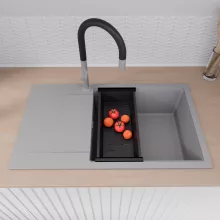 HD Onyx Grey 86-XL egymedencés gránit mosogatótálca szett, csepegtetőtálcával, vágódeszkával, acél csepegtetőráccsal és matt fekete kosárral, alpesi szürke színben, szálcsiszolt króm leeresztő szifonnal