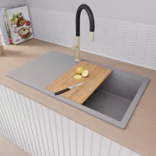 HD Onyx Grey 86-XL egymedencés gránit mosogatótálca szett, csepegtetőtálcával, vágódeszkával, acél csepegtetőráccsal és matt fekete kosárral, alpesi szürke színben, szálcsiszolt arany leeresztő szifonnal