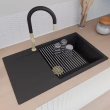 HD Onyx Black 86-XL egymedencés mosogatótálca szett, acél csepegtetőráccsal és matt fekete kosárral, csepegtetőtálcával, matt fekete színben, szálcsiszolt arany leeresztő szifonnal