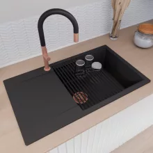 HD Onyx Black 86-XL egymedencés gránit mosogatótálca szett, csepegtetőtálcával, vágódeszkával, matt fekete csepegtetőráccsal és kosárral, matt fekete színben, szálcsiszolt réz leeresztő szifonnal