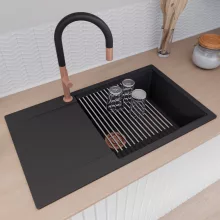 HD Onyx Black 86-XL egymedencés gránit mosogatótálca szett, csepegtetőtálcával, vágódeszkával, acél csepegtetőráccsal és kosárral, matt fekete színben, szálcsiszolt réz leeresztő szifonnal