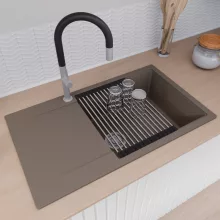 HD Onyx Tortora 86-XL egymedencés gránit mosogatótálca szett, csepegtetőtálcával, vágódeszkával, acél csepegtetőráccsal és matt fekete kosárral, tortora színben, szálcsiszolt króm leeresztő szifonnal