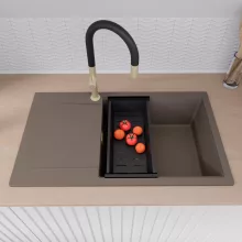 HD Onyx Tortora 86-XL egymedencés mosogatótálca szett, acél csepegtetőráccsal és matt fekete kosárral, csepegtetőtálcával, tortora színben, szálcsiszolt arany leeresztő szifonnal