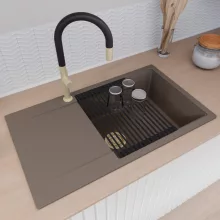 HD Onyx Tortora 86-XL egymedencés gránit mosogatótálca szett, csepegtetőtálcával, vágódeszkával, matt fekete csepegtetőráccsal és krómozott kosárral, tortora színben, szálcsiszolt arany leeresztő szifonnal