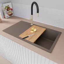 HD Onyx Tortora 86-XL egymedencés gránit mosogatótálca szett, csepegtetőtálcával, vágódeszkával, acél csepegtetőráccsal és matt fekete kosárral, tortora színben, szálcsiszolt arany leeresztő szifonnal