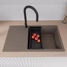 HD Onyx Tortora 86-XL egymedencés mosogatótálca szett, acél csepegtetőráccsal és matt fekete kosárral, csepegtetőtálcával, tortora színben, matt fekete leeresztő szifonnal