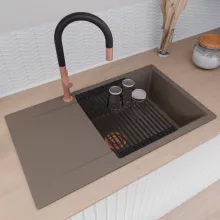 HD Onyx Tortora 86-XL egymedencés mosogatótálca szett, matt fekete csepegtetőráccsal és krómozott kosárral, csepegtetőtálcával, tortora színben, szálcsiszolt réz leeresztő szifonnal