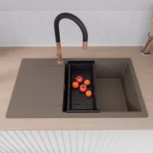 HD Onyx Tortora 86-XL egymedencés gránit mosogatótálca szett, csepegtetőtálcával, vágódeszkával, acél csepegtetőráccsal és matt fekete kosárral, tortora színben, szálcsiszolt réz leeresztő szifonnal