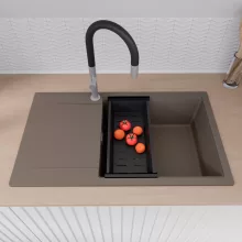 HD Onyx Tortora 86-XL egymedencés gránit mosogatótálca szett, csepegtetőtálcával, vágódeszkával, acél csepegtetőráccsal és matt fekete kosárral, tortora színben