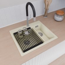 HD Aspen White 58 kétmedencés gránit mosogatótálca szett, vágódeszkával, matt fekete csepegtetőráccsal és krómozott kosárral, tört fehér színben, szálcsiszolt króm leeresztő szifonnal