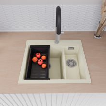 HD Aspen White 58 kétmedencés gránit mosogatótálca szett, vágódeszkával, vágódeszkával, matt fekete csepegtetőkosárral, tört fehér színben, szálcsiszolt króm leeresztő szifonnal