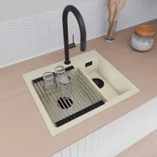 HD Aspen White 58 kétmedencés gránit mosogatótálca szett, acél csepegtetőráccsal és matt fekete kosárral, tört fehér színben, matt fekete leeresztő szifonnal