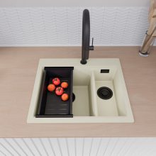 HD Aspen White 58 kétmedencés gránit mosogatótálca szett, vágódeszkával, matt fekete csepegtetőráccsal és kosárral, tört fehér színben, matt fekete leeresztő szifonnal