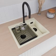 HD Aspen White 58 kétmedencés gránit mosogatótálca szett, vágódeszkával, matt fekete csepegtetőráccsal és krómozott kosárral, tört fehér színben, matt fekete leeresztő szifonnal