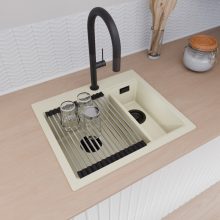 HD Aspen White 58 kétmedencés gránit mosogatótálca szett, vágódeszkával, acél csepegtetőráccsal és matt fekete kosárral, tört fehér színben, matt fekete leeresztő szifonnal