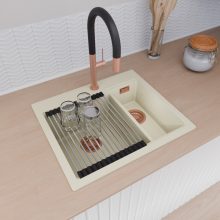 HD Aspen White 58 kétmedencés gránit mosogatótálca szett, acél csepegtetőráccsal és matt fekete kosárral, tört fehér színben, szálcsiszolt réz leeresztő szifonnal