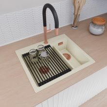 HD Aspen White 58 kétmedencés gránit mosogatótálca szett, vágódeszkával, matt fekete csepegtetőráccsal, tört fehér színben, szálcsiszolt réz leeresztő szifonnal