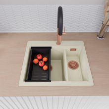 HD Aspen White 58 kétmedencés gránit mosogatótálca szett, vágódeszkával, acél csepegtetőráccsal és matt fekete kosárral, tört fehér színben, szálcsiszolt réz leeresztő szifonnal