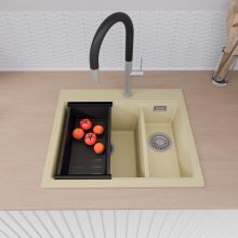 HD Aspen Beige 58 kétmedencés gránit mosogatótálca szett, vágódeszkával, acél csepegtetőráccsal és matt fekete kosárral, soft bézs színben, szálcsiszolt króm leeresztő szifonnal