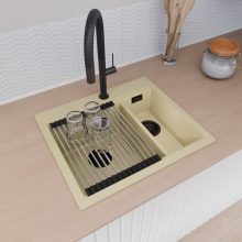 HD Aspen Beige 58 kétmedencés gránit mosogatótálca szett, acél csepegtetőráccsal és matt fekete kosárral, soft bézs színben, matt fekete leeresztő szifonnal