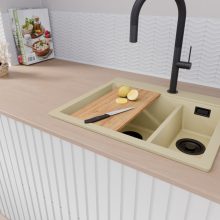 HD Aspen Beige 58 kétmedencés gránit mosogatótálca szett, vágódeszkával, acél csepegtetőráccsal és matt fekete kosárral, soft bézs színben, matt fekete leeresztő szifonnal