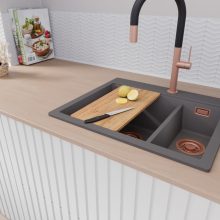 HD Aspen Antracit 58 kétmedencés gránit mosogatótálca szett, vágódeszkával, acél csepegtetőráccsal és matt fekete kosárral, matt antracit színben, szálcsiszolt réz leeresztő szifonnal