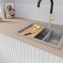 HD Aspen Grey 58 kétmedencés gránit mosogatótálca szett, vágódeszkával, matt fekete csepegtetőráccsal, alpesi szürke színben, szálcsiszolt arany leeresztő szifonnal