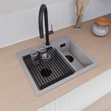 HD Aspen Grey 58 kétmedencés gránit mosogatótálca szett, matt fekete csepegtetőráccsal és krómozott kosárral, alpesi szürke színben, matt fekete leeresztő szifonnal