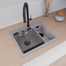 HD Aspen Grey 58 kétmedencés gránit mosogatótálca szett, acél csepegtetőráccsal és matt fekete kosárral, alpesi szürke színben, matt fekete leeresztő szifonnal