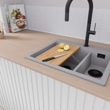 HD Aspen Grey 58 kétmedencés gránit mosogatótálca szett, vágódeszkával, matt fekete csepegtetőráccsal és krómozott kosárral, alpesi szürke színben, matt fekete leeresztő szifonnal