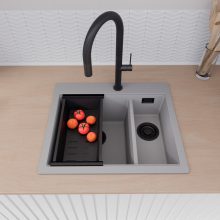 HD Aspen Grey 58 kétmedencés gránit mosogatótálca szett, vágódeszkával, acél csepegtetőráccsal és matt fekete kosárral, alpesi szürke színben, matt fekete leeresztő szifonnal