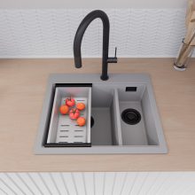 HD Aspen Grey 58 kétmedencés gránit mosogatótálca szett, vágódeszkával, acél csepegtetőráccsal és kosárral, alpesi szürke színben, matt fekete leeresztő szifonnal