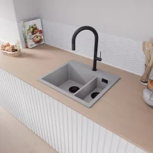 HD Aspen Grey 58 kétmedencés gránit mosogatótálca, alpesi szürke színben, matt fekete leeresztő szifonnal