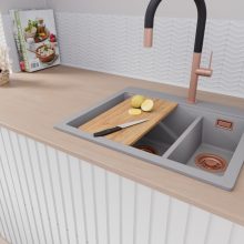 HD Aspen Grey 58 kétmedencés gránit mosogatótálca szett, vágódeszkával, matt fekete csepegtetőráccsal és krómozott kosárral, alpesi szürke színben, szálcsiszolt réz leeresztő szifonnal