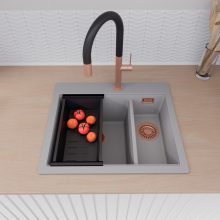 HD Aspen Grey 58 kétmedencés gránit mosogatótálca szett, vágódeszkával, acél csepegtetőráccsal és matt fekete kosárral, alpesi szürke színben, szálcsiszolt réz leeresztő szifonnal