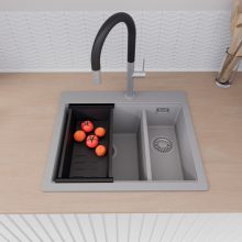 HD Aspen Grey 58 kétmedencés gránit mosogatótálca szett, vágódeszkával, acél csepegtetőráccsal és matt fekete kosárral, alpesi szürke színben