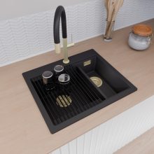 HD Aspen Black 58 kétmedencés gránit mosogatótálca szett, vágódeszkával, matt fekete csepegtetőráccsal és krómozott kosárral, matt fekete színben, szálcsiszolt arany leeresztő szifonnal