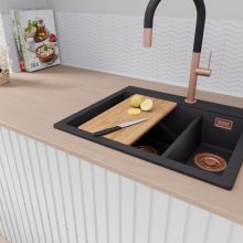 HD Aspen Black 58 kétmedencés gránit mosogatótálca szett, vágódeszkával, acél csepegtetőráccsal, matt fekete színben, szálcsiszolt réz leeresztő szifonnal