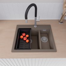 HD Aspen Tortora 58 kétmedencés gránit mosogatótálca szett, vágódeszkával, matt fekete csepegtetőráccsal és kosárral, tortora színben, szálcsiszolt króm leeresztő szifonnal
