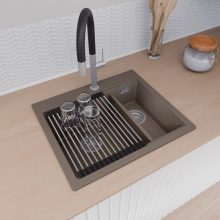 HD Aspen Tortora 58 kétmedencés gránit mosogatótálca szett, vágódeszkával, acél csepegtetőráccsal és matt fekete kosárral, tortora színben, szálcsiszolt króm leeresztő szifonnal