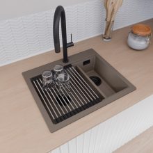 HD Aspen Tortora 58 kétmedencés gránit mosogatótálca szett, vágódeszkával, acél csepegtetőráccsal és matt fekete kosárral, tortora színben, matt fekete leeresztő szifonnal