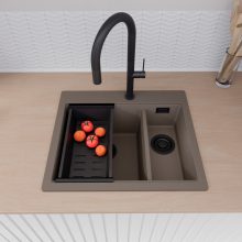 HD Aspen Tortora 58 kétmedencés gránit mosogatótálca szett, vágódeszkával, acél csepegtetőráccsal és matt fekete kosárral, tortora színben, matt fekete leeresztő szifonnal