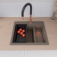 HD Aspen Tortora 58 kétmedencés gránit mosogatótálca szett, acél csepegtetőráccsal és matt fekete kosárral, tortora színben, szálcsiszolt réz leeresztő szifonnal