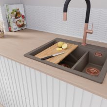 HD Aspen Tortora 58 kétmedencés gránit mosogatótálca szett, vágódeszkával, acél csepegtetőráccsal és kosárral, tortora színben, szálcsiszolt réz leeresztő szifonnal