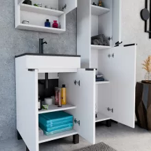 HD Paris Matt White 50 komplett fürdőszoba bútor szett álló mosdószekrénnyel, matt fekete elemekkel, matt fekete slim mosdóval, tükrös szekrénnyel és magasszekrénnyel