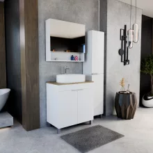 HD Paris Matt White 80 komplett fürdőszoba bútor szett álló mosdószekrénnyel, szálcsiszolt króm elemekkel, tölgyfa színű mosdópulttal, tükrös szekrénnyel és magasszekrénnyel