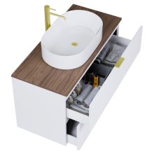 HD Salerno Matt White 100 komplett fürdőszoba bútor fali mosdószekrénnyel, szálcsiszolt arany fogantyúkkal, tölgyfa színű mosdópulttal és tükörrel