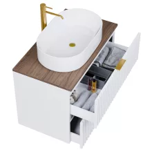 HD Rapallo Matt White 60 komplett fürdőszoba bútor fali mosdószekrénnyel, szálcsiszolt arany fogantyúkkal, tölgyfa színű mosdópulttal és tükörrel