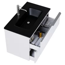 HD Cremona Matt White 60 komplett fürdőszoba bútor szett fali mosdószekrénnyel, szálcsiszolt króm fogantyúkkal, matt fekete slim mosdóval, tükörrel és magasszekrénnyel